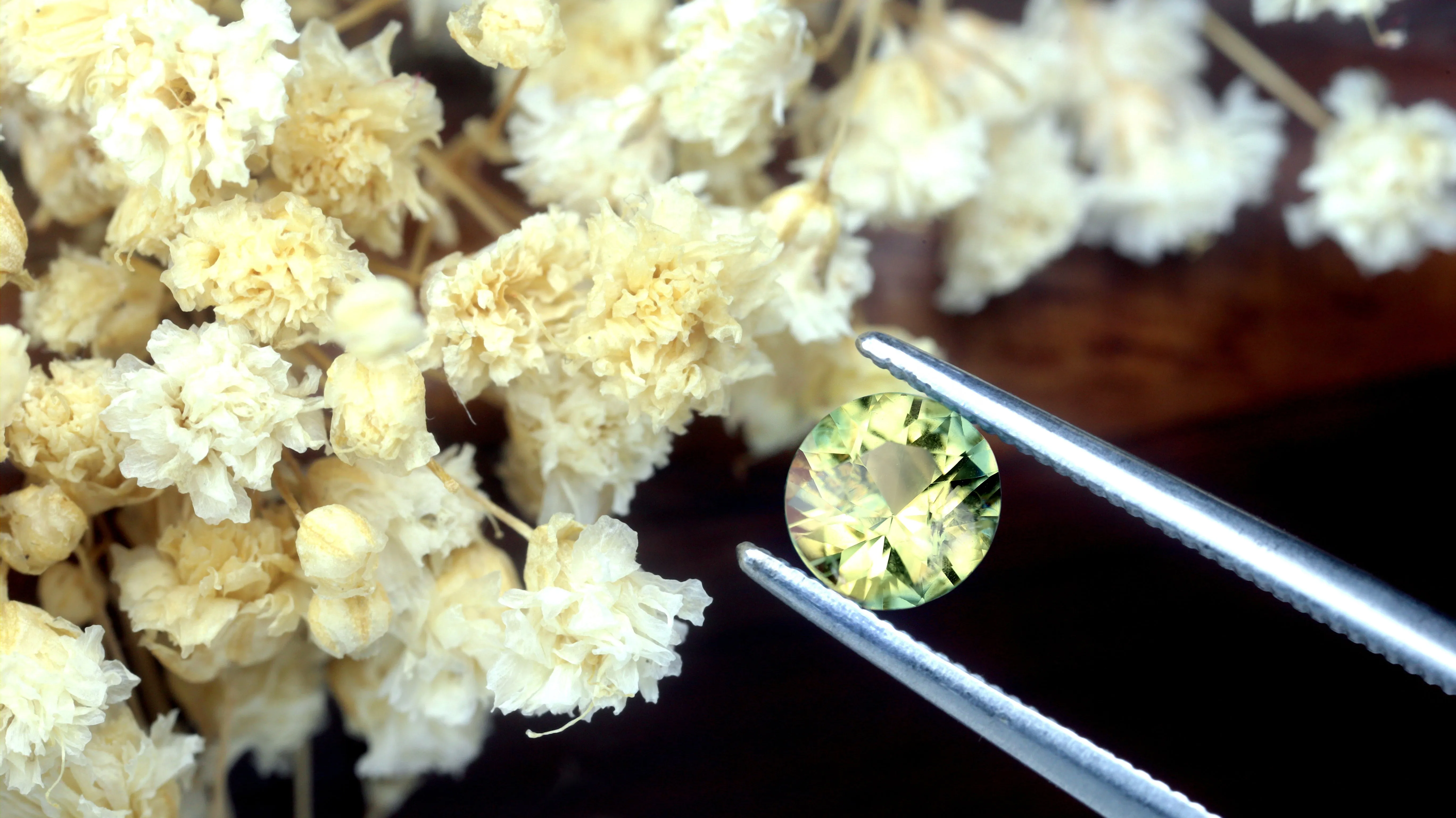 0.93ct Certified Natural Yellow Green Sapphire