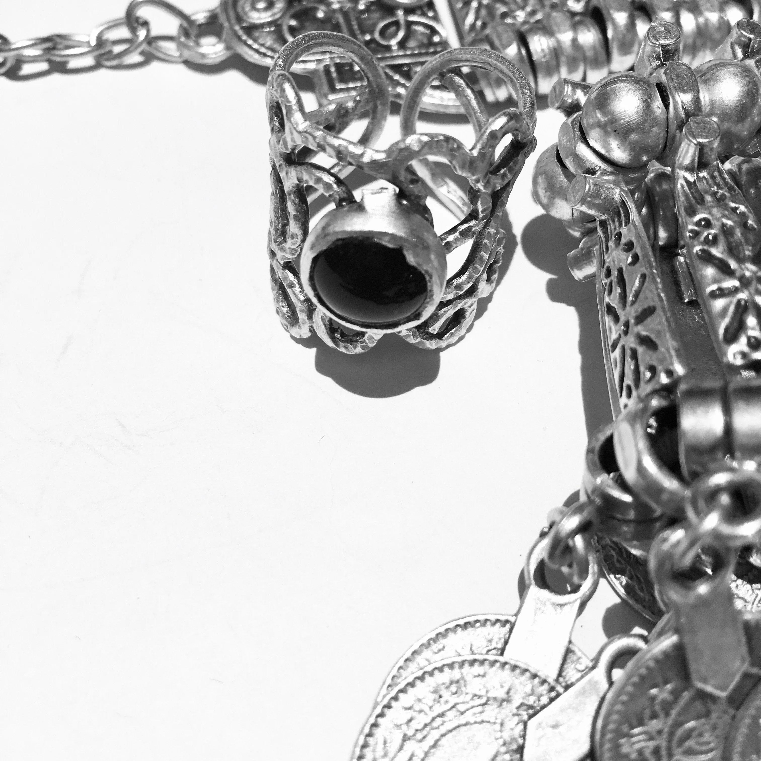 BDV SILVER DETAILED RING W BLACK STONE