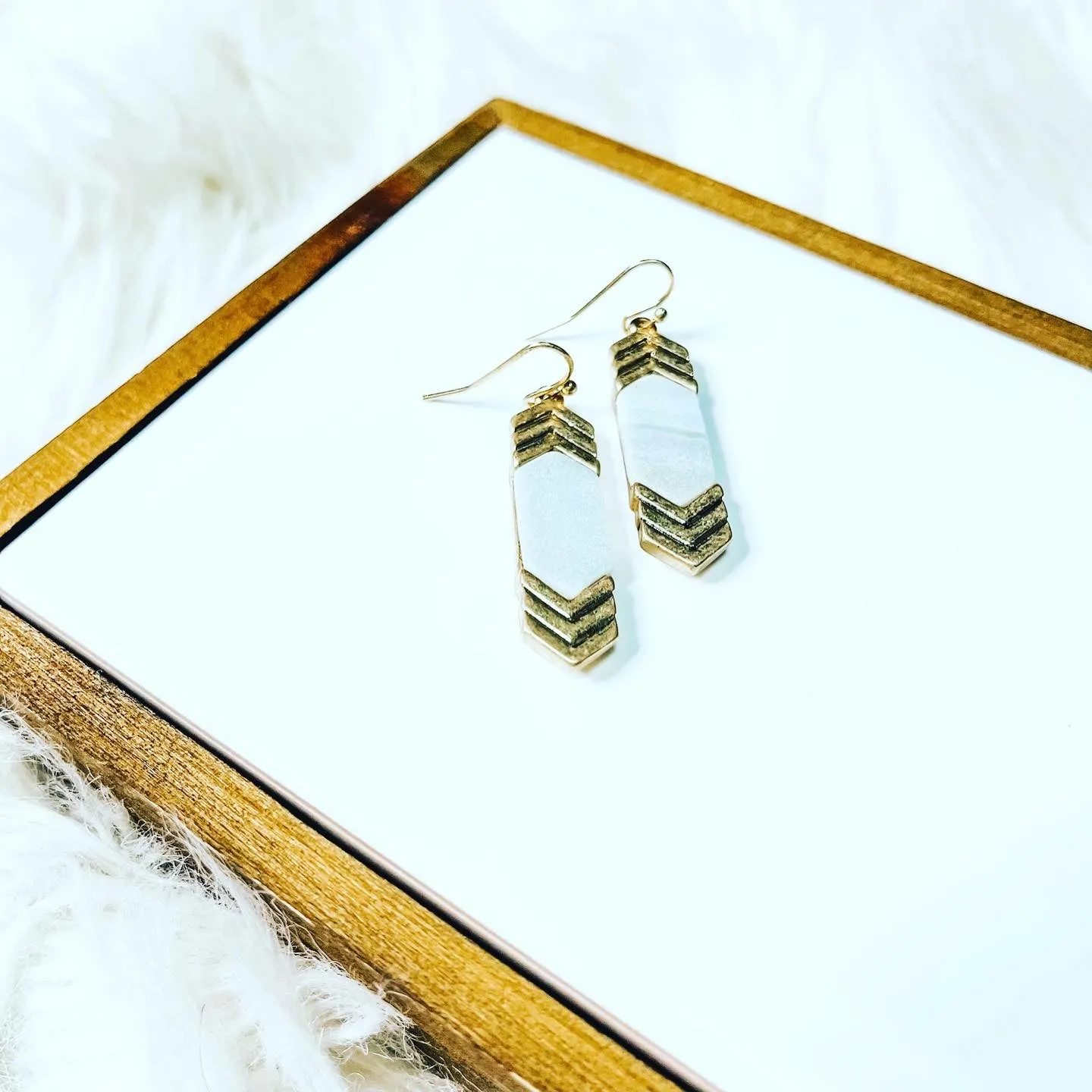 NATURAL STONE AND CHEVRON METAL EARRINGS (jasper)