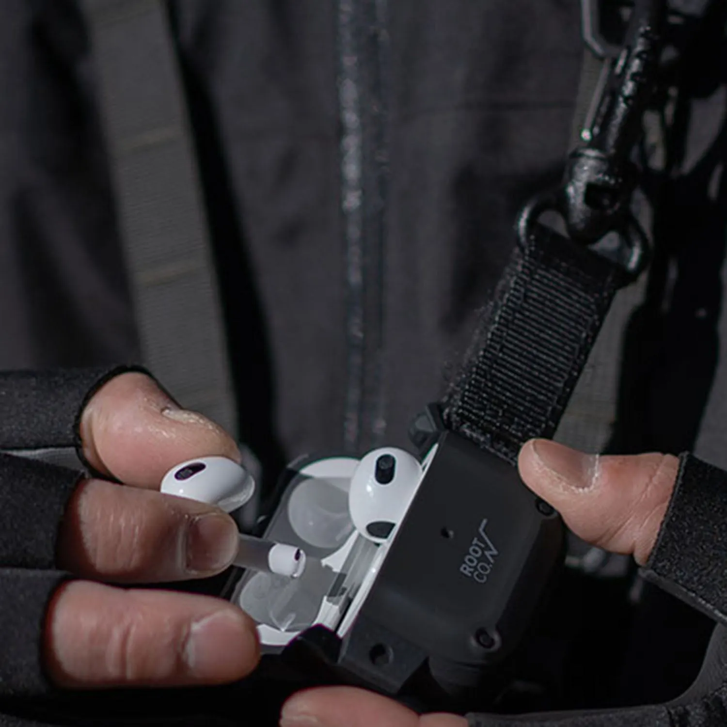ROOT CO. | ルート　[AirPodsPro 1st/2nd Generation Lightning&Type-C専用]GRAVITY Shock Resist Case Pro. for AirPods