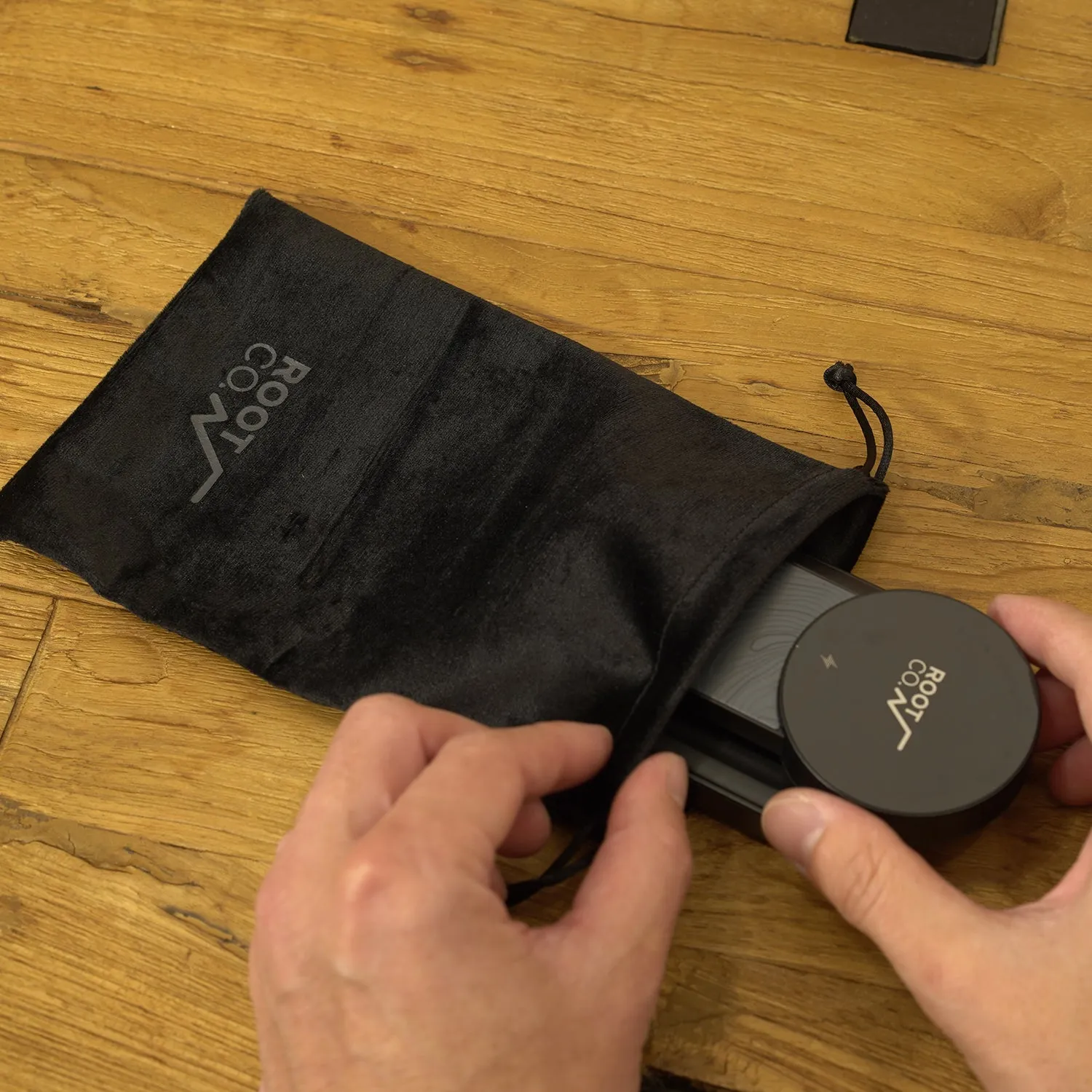 ROOT CO. | ルート　PLAY EZ Fold - 3 in 1 Mag Safe Charging Station (ブラック)
