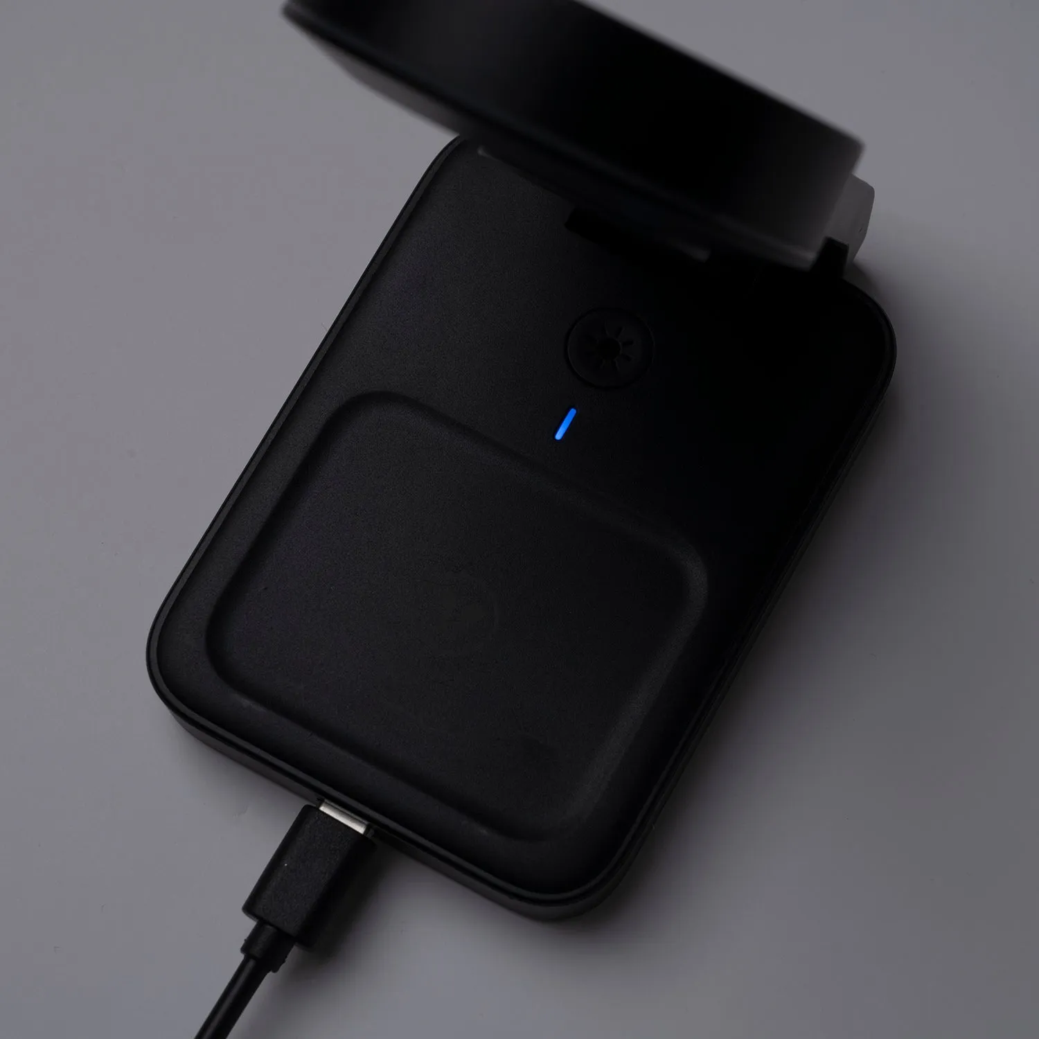 ROOT CO. | ルート　PLAY EZ Fold - 3 in 1 Mag Safe Charging Station (ブラック)