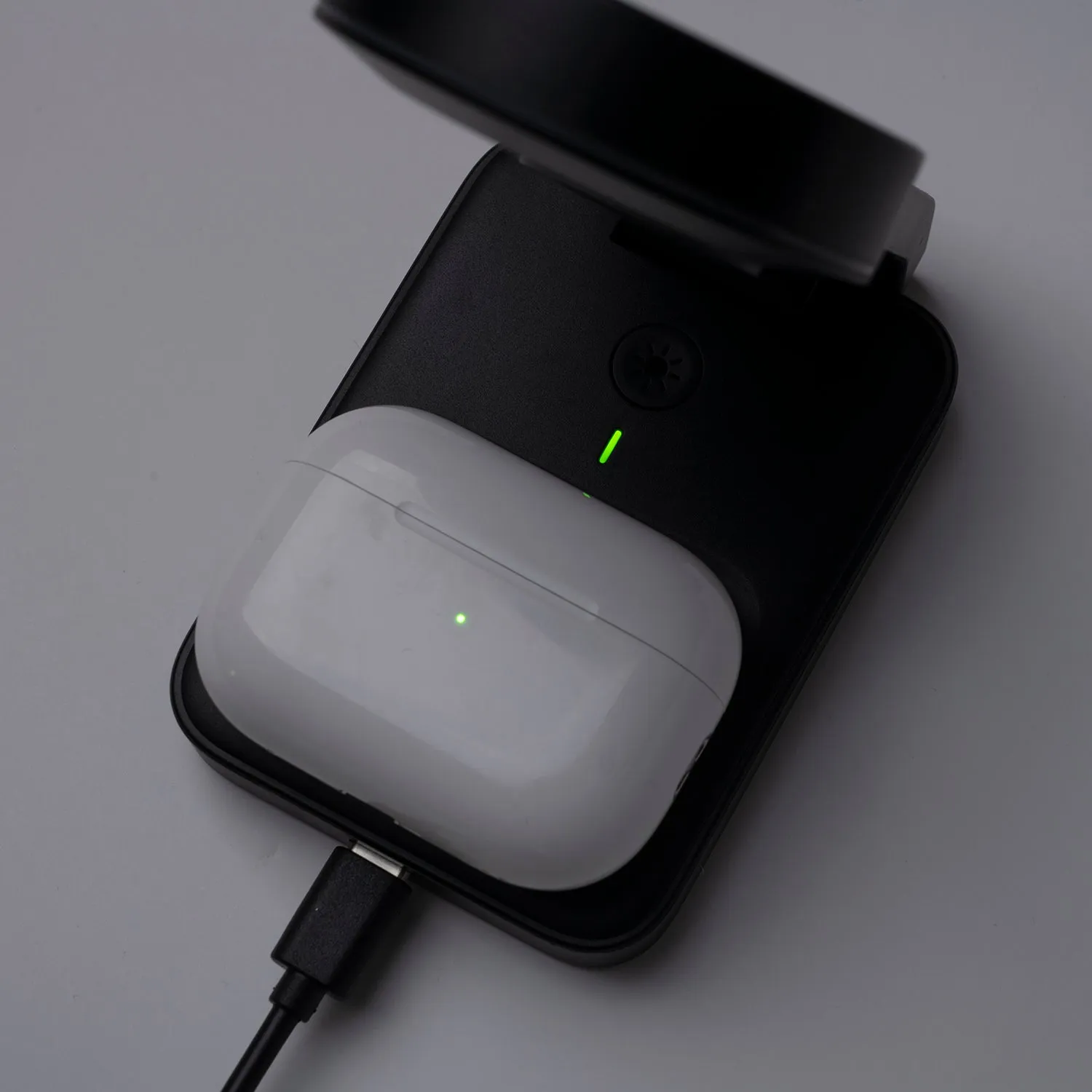 ROOT CO. | ルート　PLAY EZ Fold - 3 in 1 Mag Safe Charging Station (ブラック)