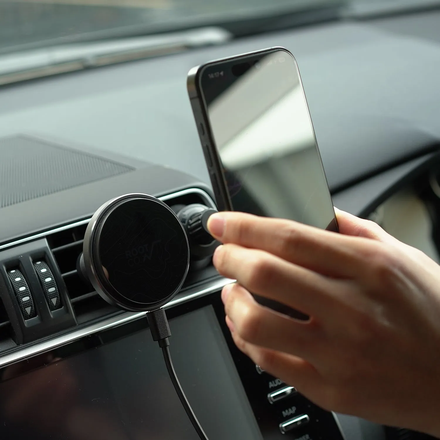 ROOT CO. | ルート　PLAY EZ1 MagSafe Wireless Car Charger(ブラック)