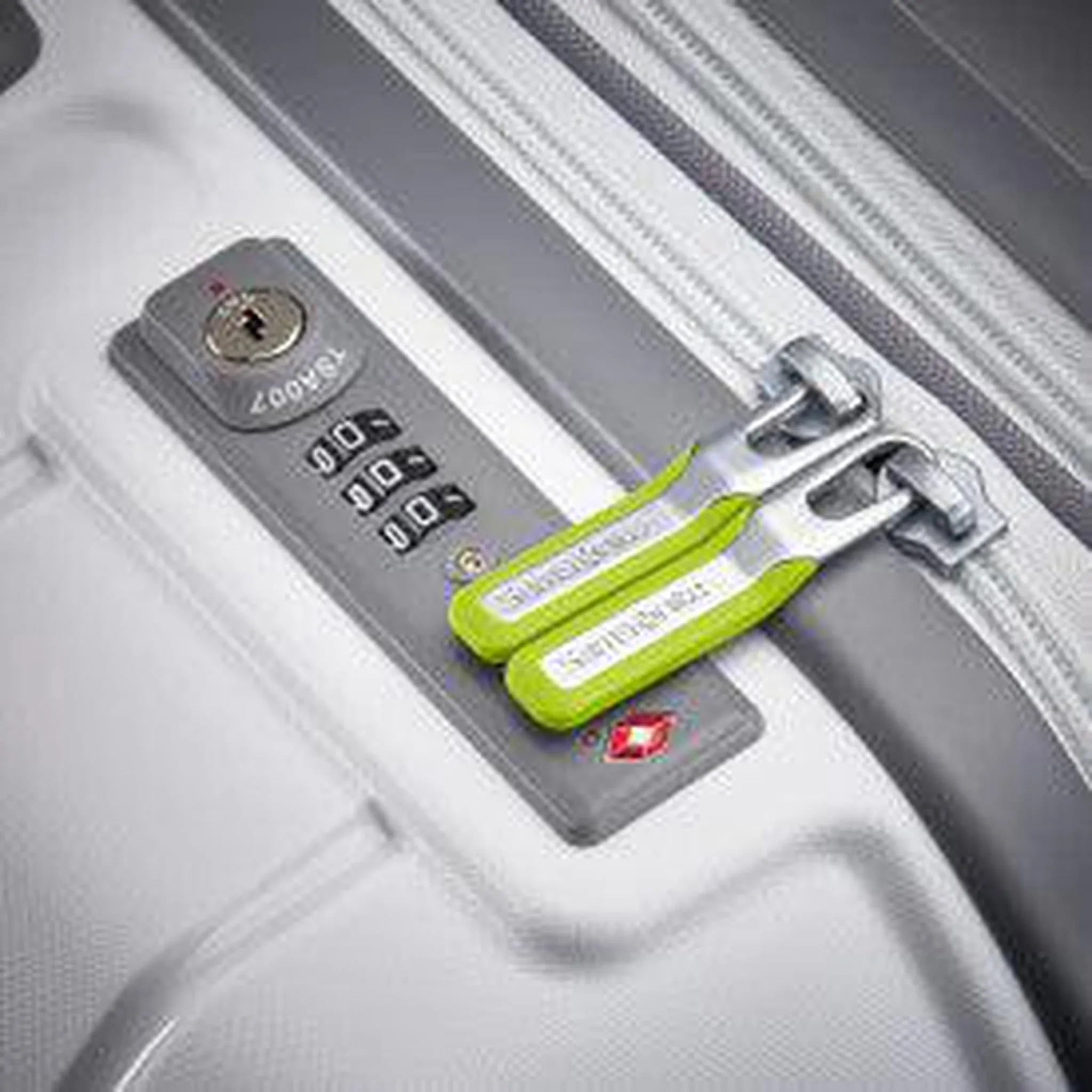 Samsonite Freeform 21" Carry-On Spinner