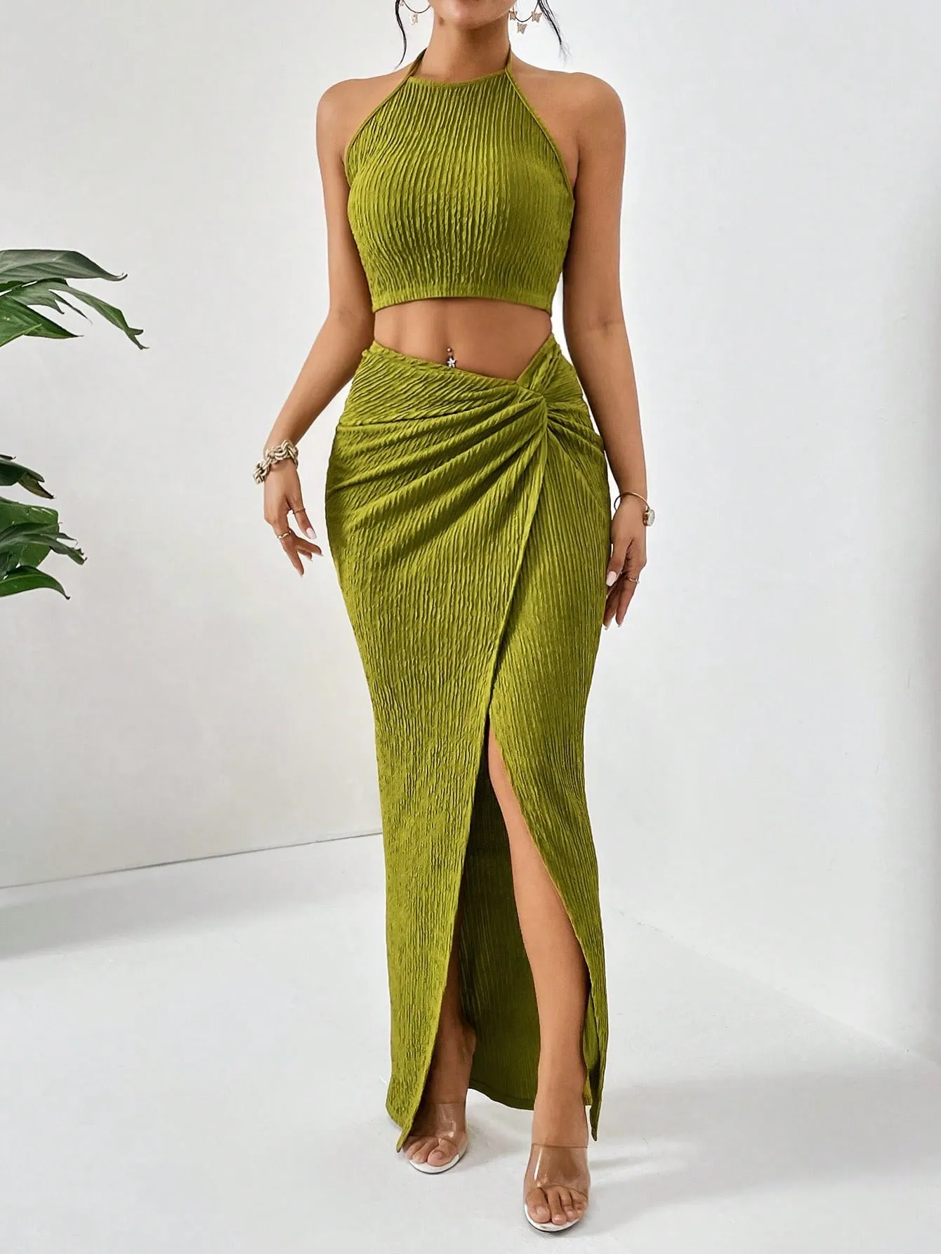 Top Halter Crop y Falda con Abertura